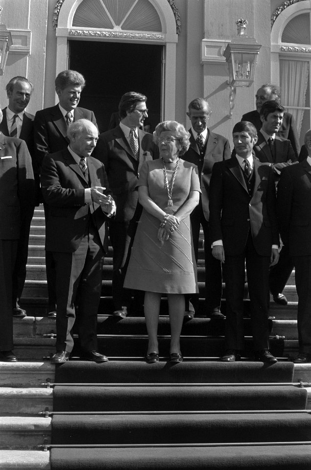 Koningin Juliana met het kabinet Den Uyl op de trappen van het paleis. Joop den , Bestanddeelnr 926-4045
