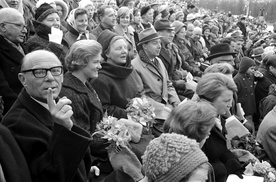 Koningin Juliana en prinsessen op Jaap Edenbaan bij huldiging Sjoukje Dijkstra, Bestanddeelnr 913-6872