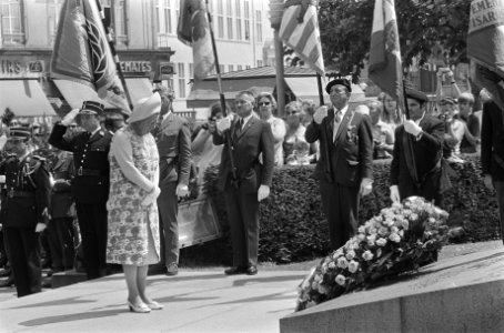Koningin Juliana legt een krans bij het monument van de Onbekende Soldaat het M, Bestanddeelnr 924-7108