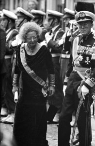 Koningin Juliana en prins Bernhard voor vertrek, Bestanddeelnr 920-7183