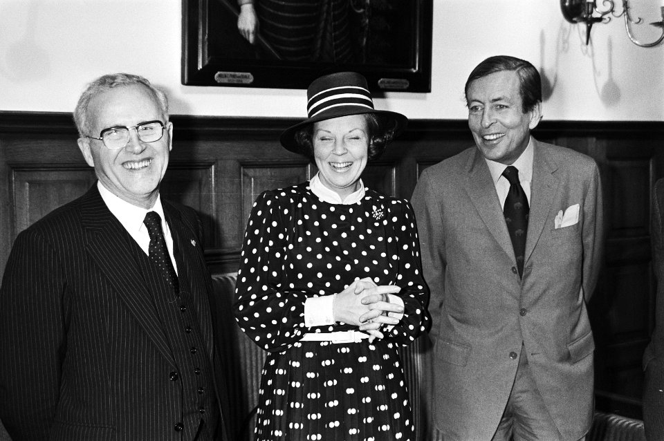 Koningin Beatrix brengt bezoek aan Eerste Kamer , 4 en Kamervoorzitter Thurlings , Koningin Beatrix en Prins Claus, Bestanddeelnr 931-4206