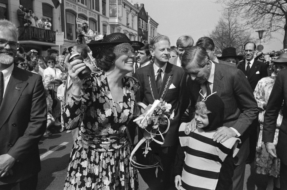 Koningin Beatrix krijgt een pot honing, Bestanddeelnr 934-2399