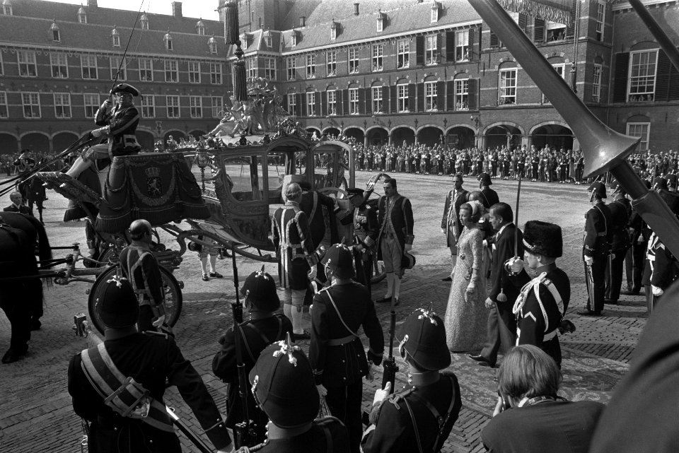 Koningin Juliana en prins Bernhard vertrekken vanaf de Ridderzaal, Bestanddeelnr 924-9548