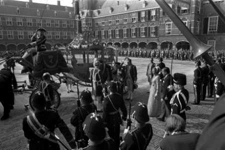 Koningin Juliana en prins Bernhard vertrekken vanaf de Ridderzaal, Bestanddeelnr 924-9548