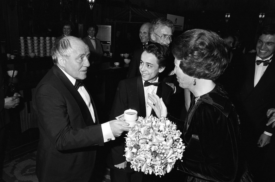 Koningin Beatrix krijgt koffie van John Kraaykamp sr. na premiere film De Aansl, Bestanddeelnr 933-5593