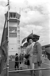 Koningin Juliana neemt afscheid van Keizer Haile Selassie op vliegveld Addis Abe, Bestanddeelnr 922-0766