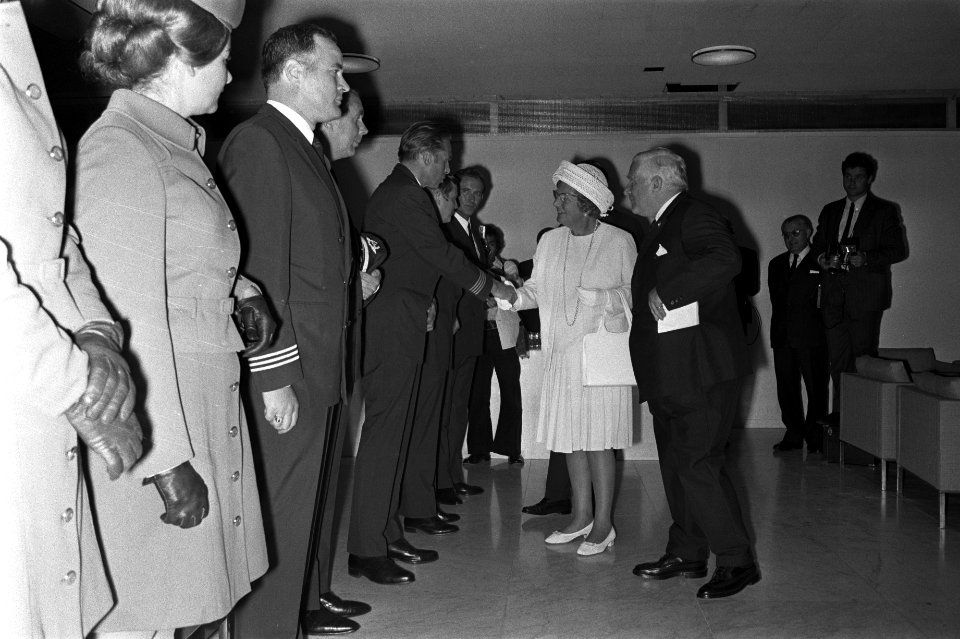 Koningin Juliana en prins Bernhard vertrekken van Schiphol naar Thailand en Indo, Bestanddeelnr 924-8483
