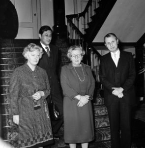 Koningin Juliana met drie nieuwe staatssecretarissen v.l.n.r. mevrouw mr. E. Ve, Bestanddeelnr 929-5093
