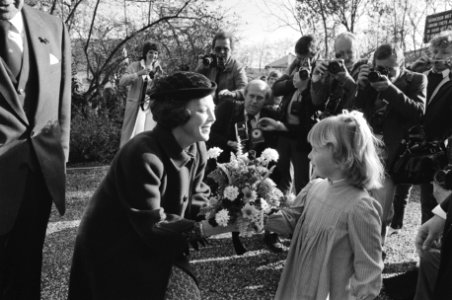 Koningin Beatrix krijgt een bloemetje aangeboden in Warmond, Bestanddeelnr 932-5689