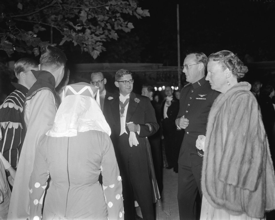 Koningin Juliana en prins Bernhard wonen in Delft het lustrumspel 'Het staat u v, Bestanddeelnr 909-7119