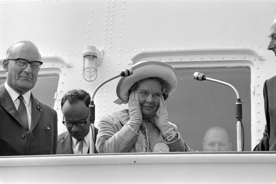 Koningin Juliana met haar handen voor de oren op de Koningin Wilhelmina, Bestanddeelnr 924-6399