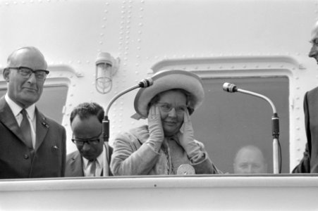 Koningin Juliana met haar handen voor de oren op de Koningin Wilhelmina, Bestanddeelnr 924-6399