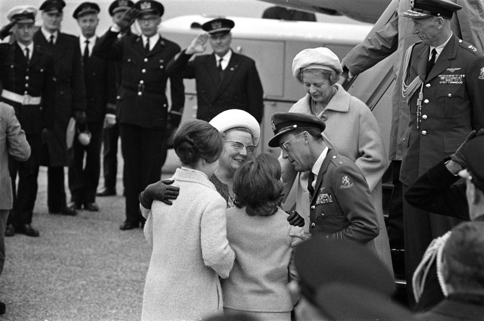Koningin Juliana en prins Bernhard worden begroet door twee van hun dochters, pr, Bestanddeelnr 916-3181