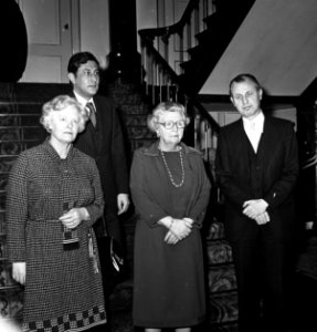 Koningin Juliana met drie nieuwe staatssecretarissen v.l.n.r. mevrouw mr. E. Ve, Bestanddeelnr 929-5092