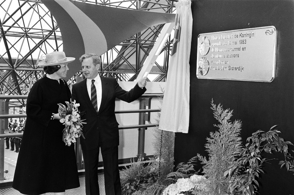 Koningin Beatrix en dhr. Ploeger (president-directeur NS), Bestanddeelnr 932-5943