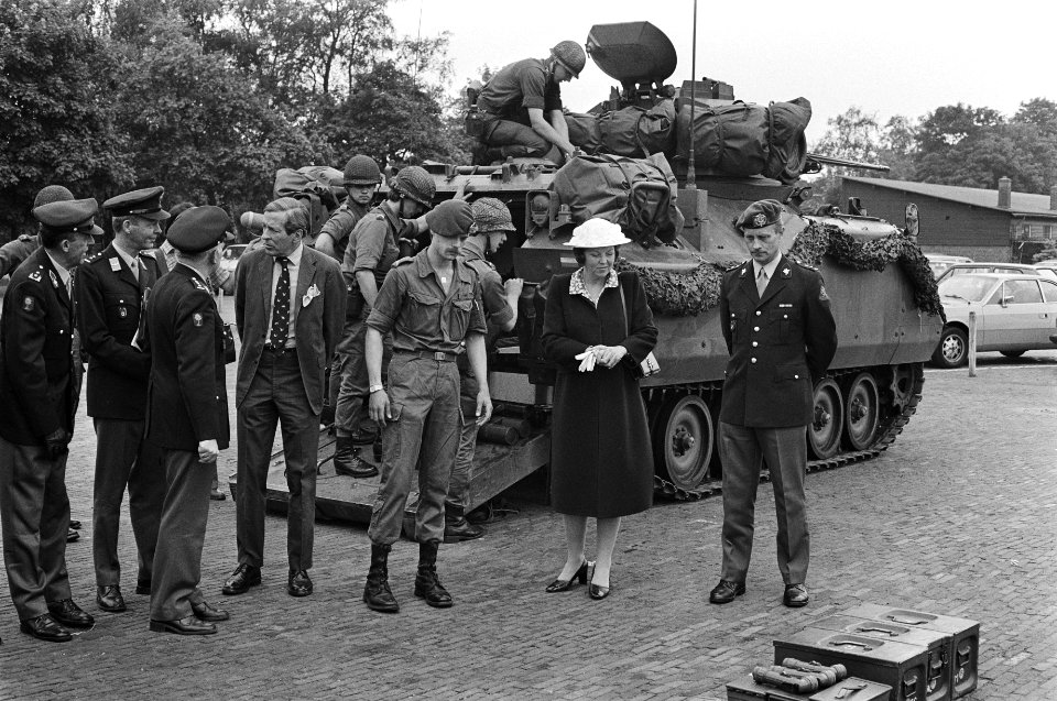 Koningin Beatrix en Prins Claus brengen bezoek aan het Commando Koninklijke Landmacht te Harderwijk Beatrix en Claus en militairen bij tank, Bestanddeelnr 931-5625