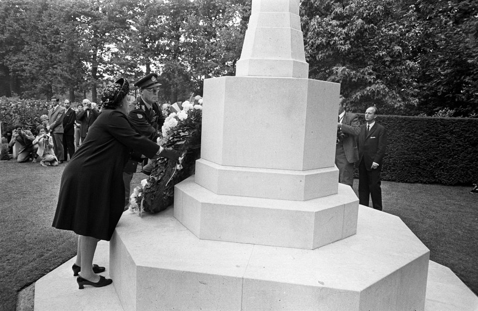 Koningin Juliana en prins Bernhard wonen herdenkingsplechtigheid op Airborne Be…, Bestanddeelnr 922-7998