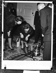 Koningin Juliana en Prinses Beatrix bekijken luidklok voor kasteel Drakenstein, Bestanddeelnr 910-8405