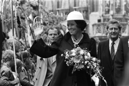 Koningin Beatrix en Prins Claus bij Nationale herdenkingsmanifestatie in Middelb, Bestanddeelnr 932-9586