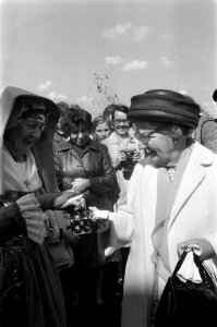Koningin Juliana krijgt snoepjes aangeboden door dames in klederdracht, Bestanddeelnr 925-6547
