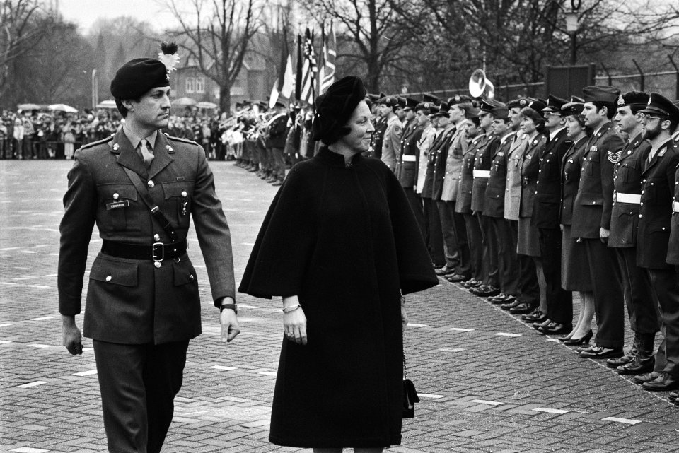 Koningin Beatrix inspecteert de erewacht, Bestanddeelnr 932-5325