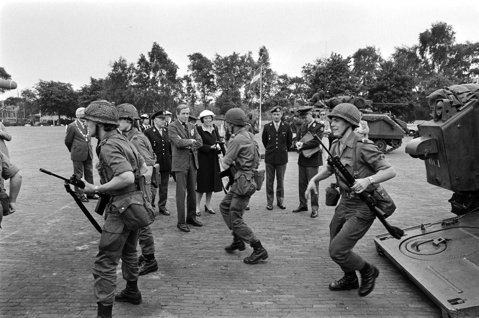 Koningin Beatrix en Prins Claus brengen bezoek aan het Commando Koninklijke Landmacht te Harderwijk Beatrix en Claus en militairen bij tank, Bestanddeelnr 931-5628