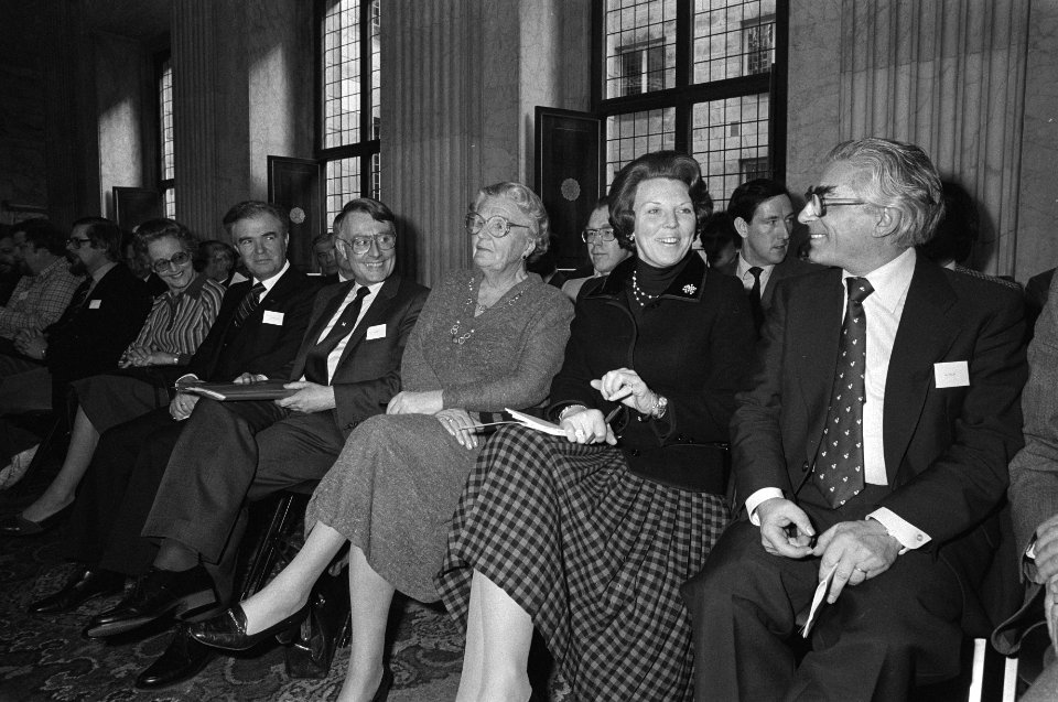 Koningin Juliana en Prinses Beatrix bij forum bij een kaart in Paleis op de Dam , Bestanddeelnr 930-7477