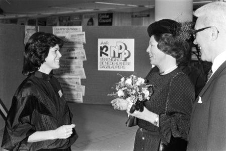 Koningin Beatrix krijgt bij aankomst een bloemetje, rechts voorzitter Thijssen, Bestanddeelnr 932-7945