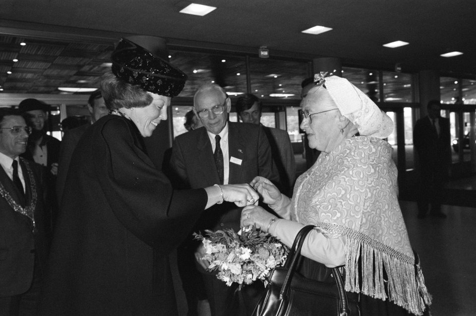 Koningin Beatrix krijgt bloemen bij aankomst Congres EURAG, Bestanddeelnr 934-2565