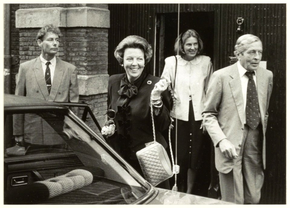 Koningin Beatrix en Prins Claus verlaten het Frans Halsmuseum. NL-HlmNHA 54031414br32442K