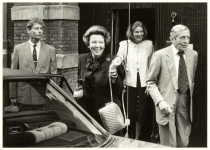 Koningin Beatrix en Prins Claus verlaten het Frans Halsmuseum. NL-HlmNHA 54031414br32442K