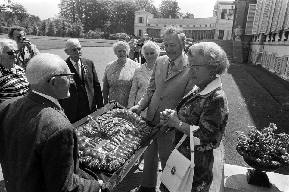 Koningin Juliana krijgt een grote taart uit Delfzijl, Bestanddeelnr 927-2335