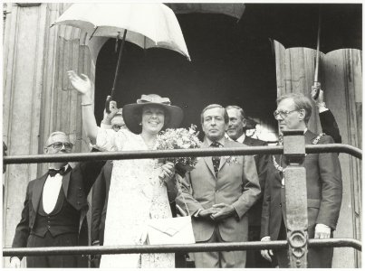 Koningin Beatrix en prins Claus samen met burgemeester Reehorst op het bordes van het stadhuis. NL-HlmNHA 54014097