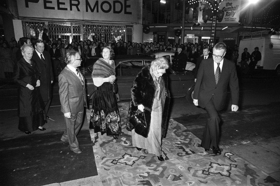 Koningin Juliana en Prinses Beatrix bij premier film Rembrandt fecit 1669 in T, Bestanddeelnr 929-4812