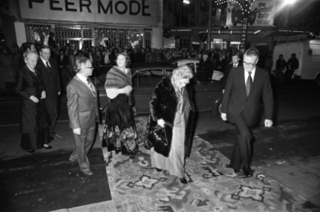 Koningin Juliana en Prinses Beatrix bij premier film Rembrandt fecit 1669 in T, Bestanddeelnr 929-4812