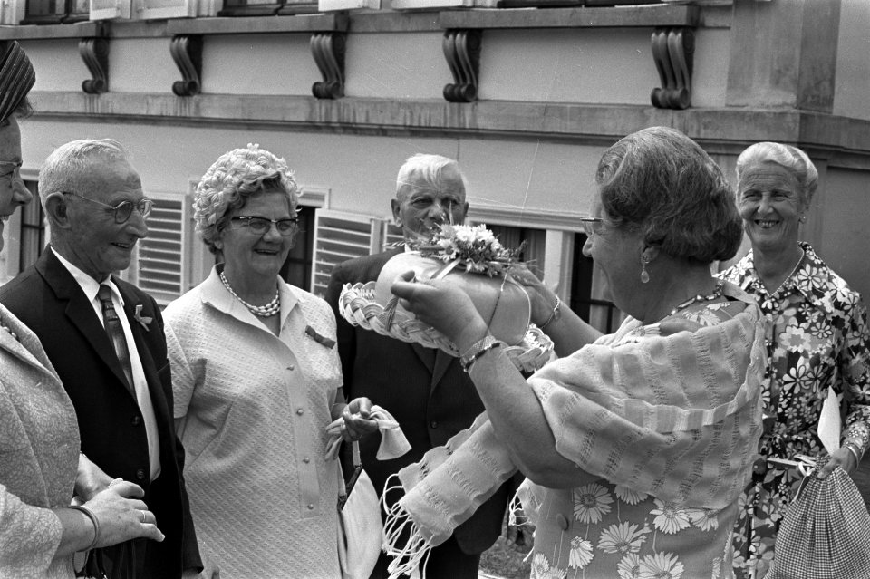 Koningin Juliana krijgt een kaas cadeau, Bestanddeelnr 923-5993