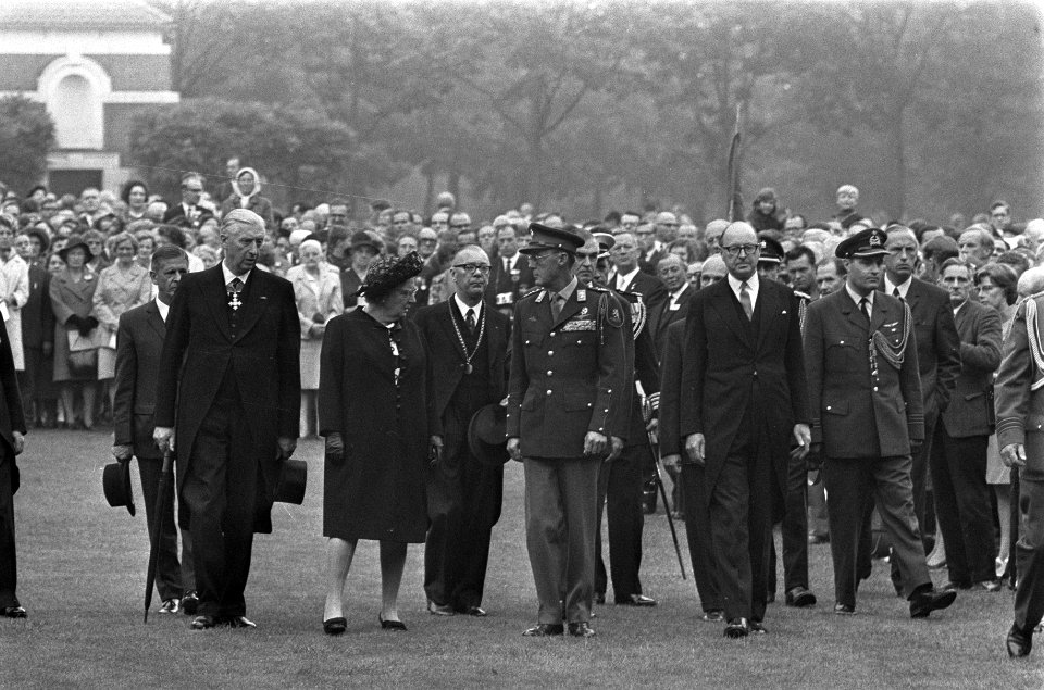 Koningin Juliana en prins Bernhard wonen herdenkingsplechtigheid op Airborne Be…, Bestanddeelnr 922-8005