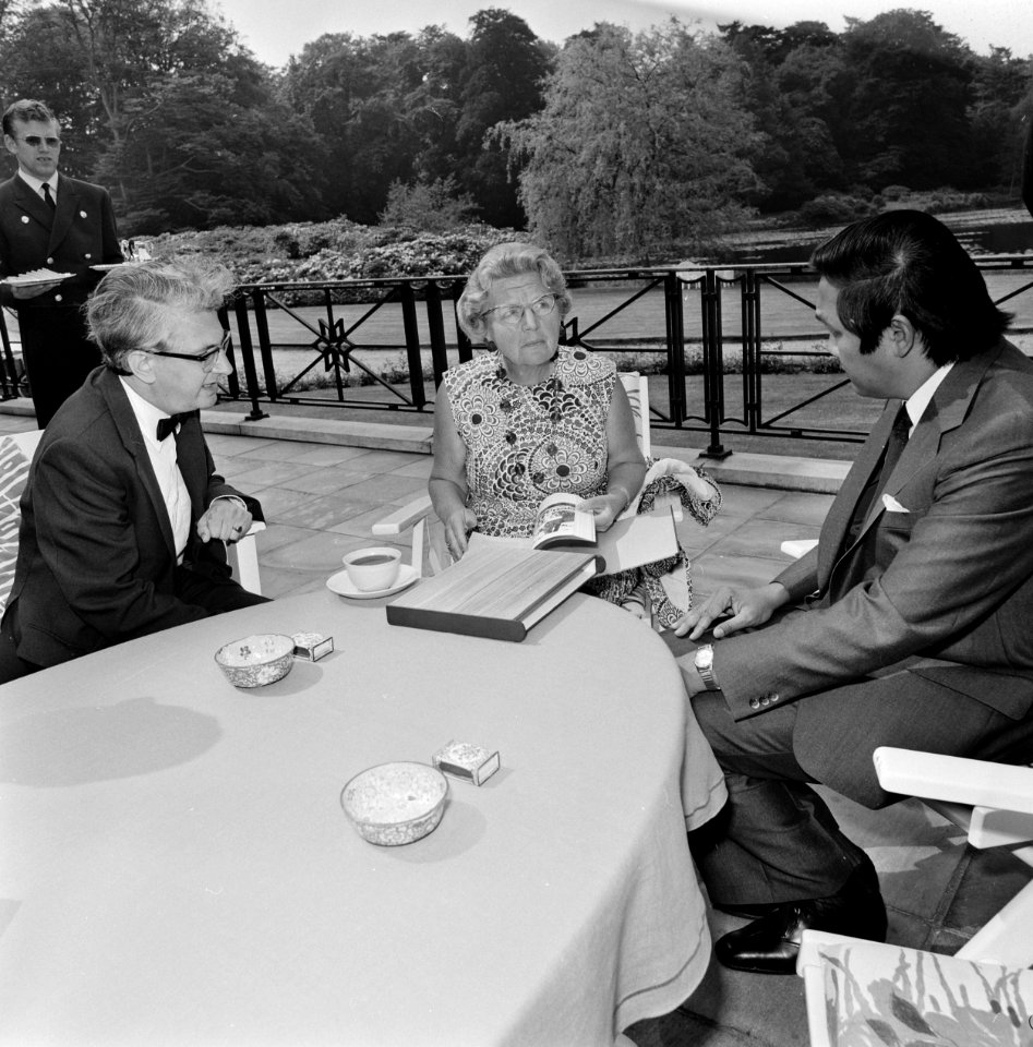Koningin Juliana krijgt op Paleis Soestdijk boek Architectuur van Suriname aange, Bestanddeelnr 926-4931