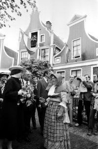 Koningin Beatrix en een dame in klederdracht op de Zaanse Schans, Bestanddeelnr 932-5944