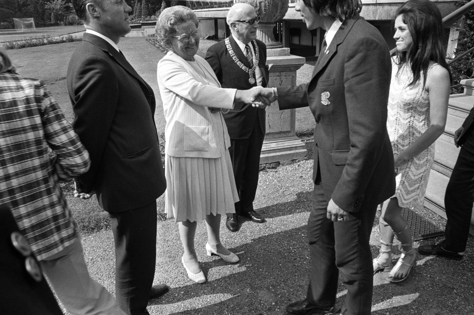 Koningin Juliana feliciteert Ajax-speler ..., v.l.n.r. trainer Michels, koning, Bestanddeelnr 924-6144