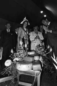 Koningin Juliana krijgt in kaasmakerij De Toekomst kaas aangeboden hodfddirec, Bestanddeelnr 930-4392