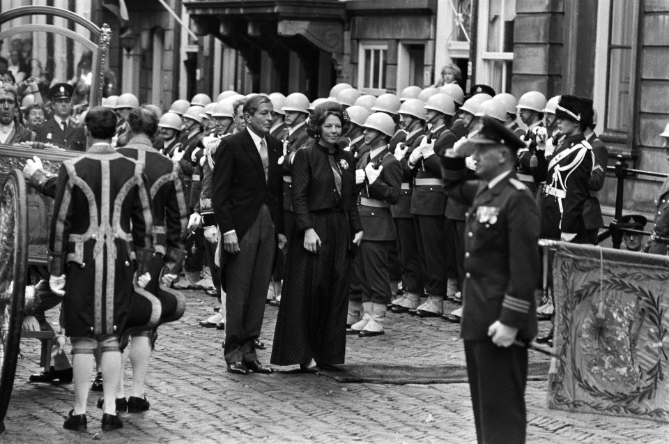 Koningin Beatrix en prins Claus komen aan bij Paleis Lange Voorhout, Bestanddeelnr 932-3350