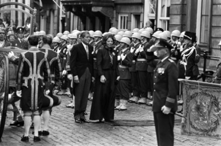 Koningin Beatrix en prins Claus komen aan bij Paleis Lange Voorhout, Bestanddeelnr 932-3350