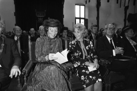 Koningin Beatrix en minister Gardeniers (Volksgezondheid) tijdens de herdenking, Bestanddeelnr 931-6968