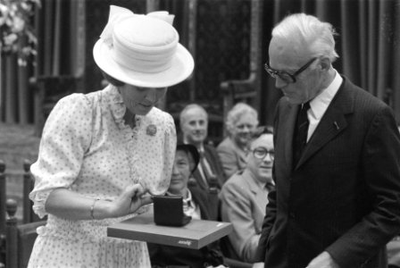Koningin Beatrix krijgt een boek en een penning, Bestanddeelnr 932-6073