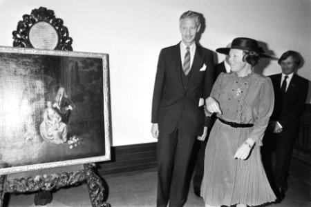 Koningin Beatrix bij een nieuw verworven schilderij, Bestanddeelnr 932-7112