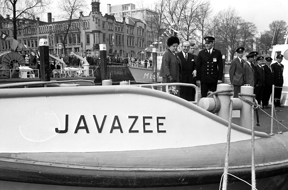 Koningin Juliana geeft te Rotterdam naam aan een reddingsboot, de Javazee, voor , Bestanddeelnr 920-1144