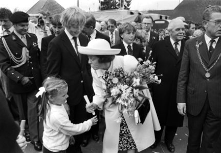 Koningin Beatrix krijgt een tekening van een klein meisje, Bestanddeelnr 932-5777
