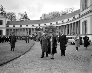 Koningin Juliana gaat zich tussen het volk begeven, Bestanddeelnr 907-7279