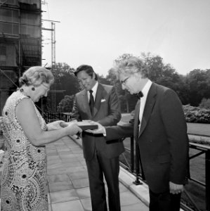 Koningin Juliana krijgt op Paleis Soestdijk boek Architectuur van Suriname aange, Bestanddeelnr 926-4932